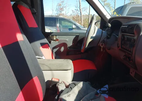 2001 Mazda B3000 Ds/Se z USA, uszkodzony, nr VIN 4F4YR16E11TM24571